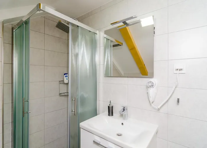 Shining Star Ντουμπρόβνικ